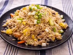 Китайски ориз с пиле, тиквички и гъби