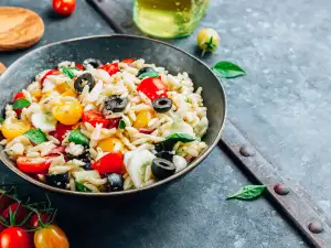 Гръцка салата с орзо, маслини и свежи зеленчуци