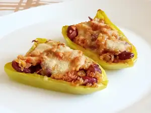 Пълнени чушки с киноа и боб