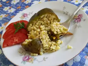 Пържени пълнени чушки с кускус, моркови и лук