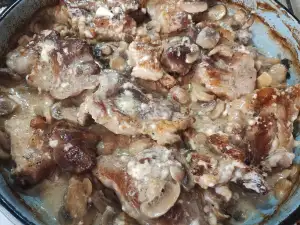 Крехки свински пържоли от бут с гъби и топено сирене