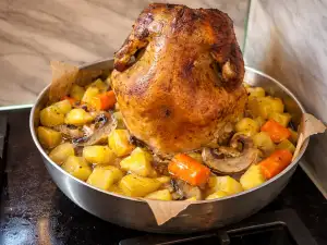 Пиле на бутилка с картофи и гъби