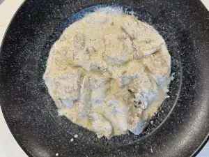 Пиле със заквасена сметана и гъби
