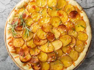 Италианска пица с картофи и моцарела