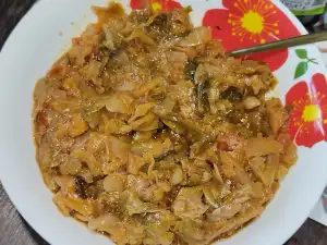 Прясно зеле със зелен лук и домати