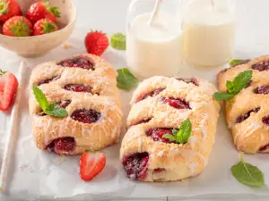 Домашни ягодови кифлички с мая