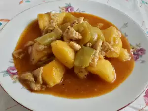 Яхния с картофи и пилешки кожички