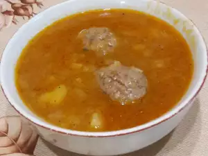 Яхния с лук, картофи и кюфтенца