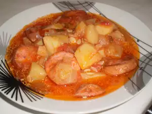 Вкусна яхнийка с македонска наденица