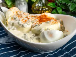 Класическа яйчена салата с грах