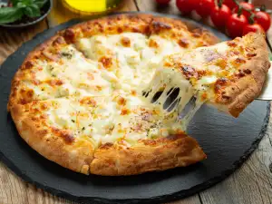 Класическа пица Куатро Формаджи