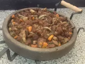 Сач с моркови, гъби и свинско