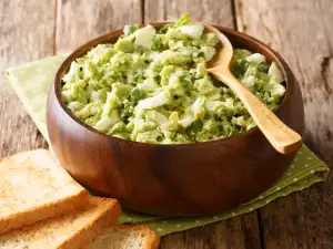 Диетична салата с авокадо и яйца