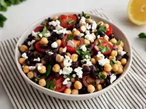 Средиземноморска салата с нахут и черен боб