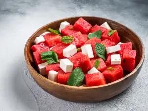 Динена салата със сирене и мента