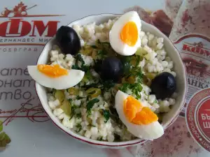 Салата с кускус, кисело мляко и майонеза