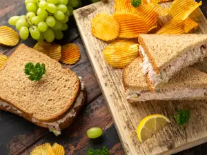 Здравословни сандвичи с риба тон и лук