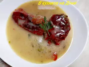 Пълнени чушки с кайма и ориз с бял сос