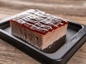 Шоколадова мус торта с ягоди