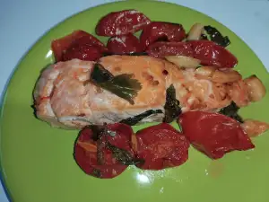 Сьомга с домати и лапад