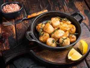 Скалопини с чесън, мащерка и масло на тиган