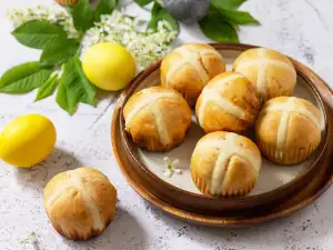 Сладки великденски хлебчета със стафиди