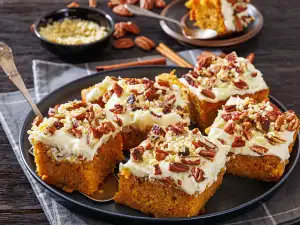 Сочен морковен сладкиш с крем