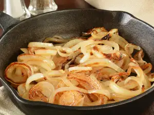 Сотиран лук за бургери и гарнитури