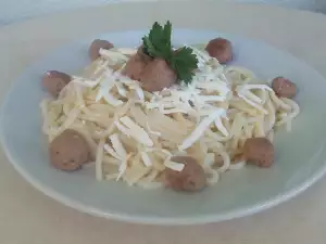 Спагети с кюфтенца, масло и сирене