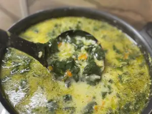 Класическа спаначена супа с яйчена застройка