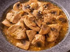 Медальони от свинско бонфиле с гъбен сос