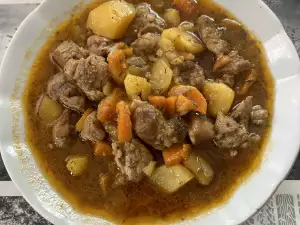 Свински врат с картофи и моркови