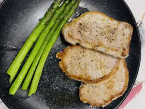 Свинско контрафиле на тиган с хрупкави аспержи
