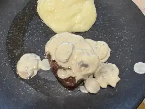 Телешки медальони с гъбен сос