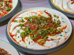 Турско мезе с кисело мляко и люти чушки