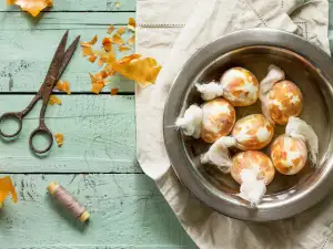 Великденски яйца с люспи от лук - красиви шарки без химия