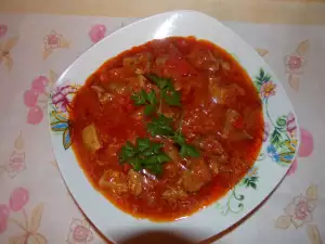 Вкусна яхнийка със свински късчета и зеленчуци