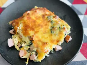 Запеканка с кренвирши, спанак и моцарела