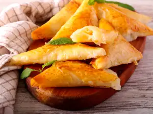 Хрупкави триъгълни банички със сирене за 30 минути