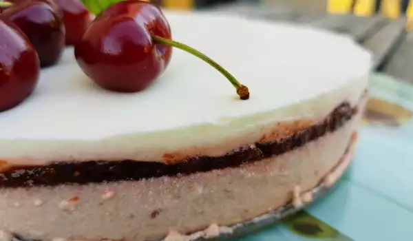 Трипластова черешова торта