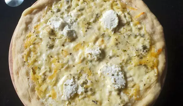 Пица Куатро формаджи със сметана