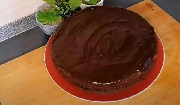 Обикновена шоколадова торта с крем
