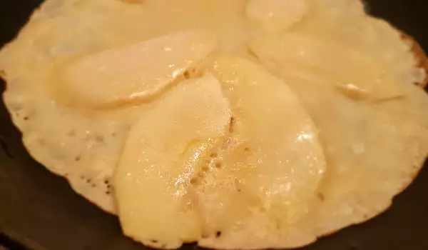 Копринени ябълкови палачинки с цели парченца плод