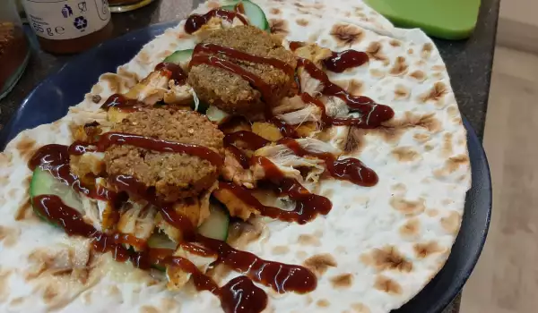 Арабски питки с фалафели и крем от чесън