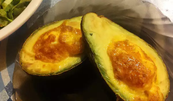 Печено авокадо с яйце
