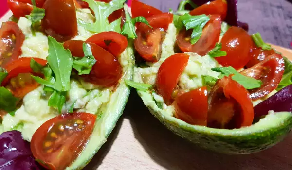 Специална салата с авокадо и чери домати