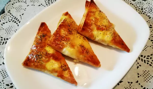 Малки триъгълни банички с крема сирене и колбас