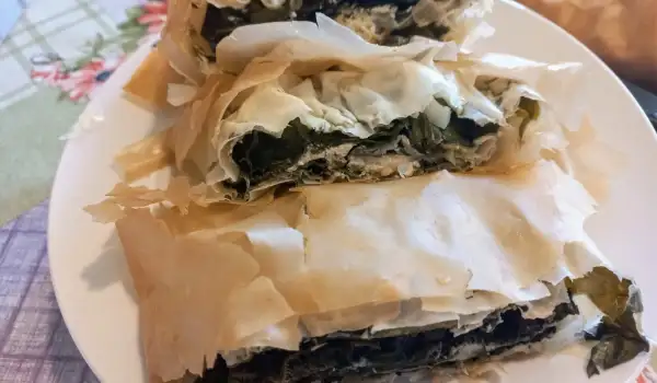 Великденска веган баница с коприва и цвекло
