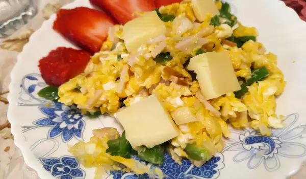 Бъркани яйца със сирене и праз