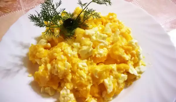 Бъркани яйца със сиренце